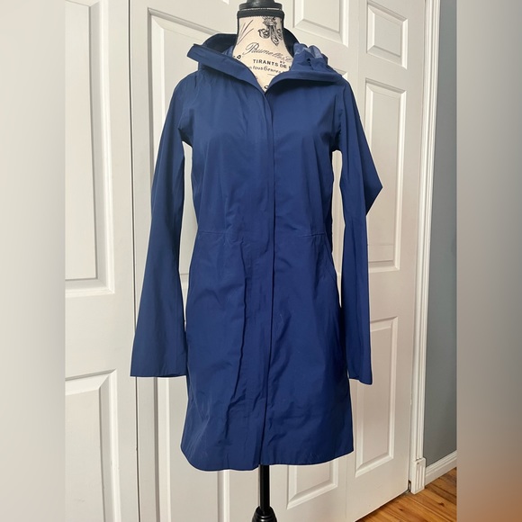 Lululemon rain shell 🍋 - Picture 1 of 8